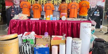 Tersangka penyalahgunaan bahan peledak petasan bersama barang bukti yang diamankan Polres Kediri. Foto: Bacaini/AK.Jatmiko