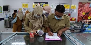 Petugas saat mengecek produk makanan di Hyfresh Bangkalan Plaza. Foto: Bacaini/Rusdi