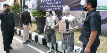 Manusia silver yang diamankan petugas kepolisian. Foto: Bacaini/AK.Jatmiko