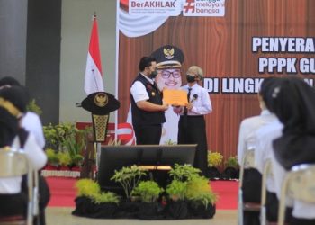 Bupati Kediri Bagikan Beasiswa Untuk Anak Guru PPPK