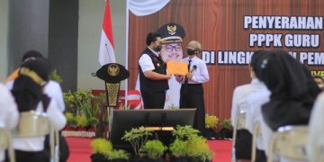 Bupati Kediri saat prosesi penyerahan SK PPPK di Convention Hall SLG. Foto: Ist