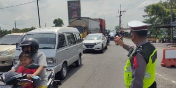 Arus lalu lintas pemudik di Simpang Mengkreng, Kabupaten Kediri. Foto: Bacaini/AK.Jatmiko
