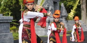 Salah satu tarian yang ditampilkan peserta dalam festival tari Pemkab Kediri. Foto: Ist
