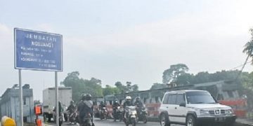 Jembatan Ngujang 1, Kecamatan Ngantru, salah satu jalur rawan macet di Tulungagung. Foto: Bacaini/Setiawan