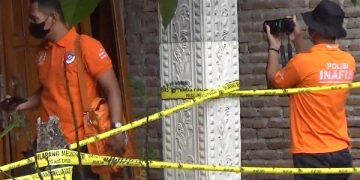 Tim Polda Jatim lakukan olah TKP ledakan petasan. Foto: Bacaini/AK.Jatmiko