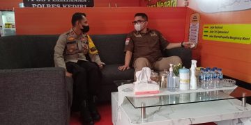 Arteria Dahlan berbincang santai dengan Wakapolres Kediri, Kompol Hendry Ibnu Indarto di posyan SLG. Foto: Bacaini/Novira