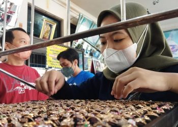 Ingin Tampil Cantik Saat Mudik, Warga Kediri Belanja Perhiasan Emas