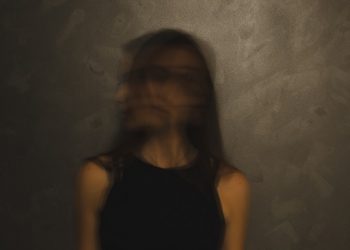 Gadis Berlumur Darah di Tengah Hujan