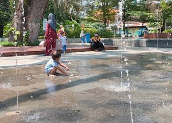Tunggu Adzan, Warga Kediri Ramai Ngabuburit di Taman Kota