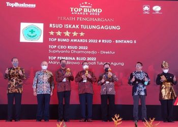 Bupati dan Direktur RSUD Dr. Iskak Tulungagung Terima Penghargaan TOP BUMD Awards 2022
