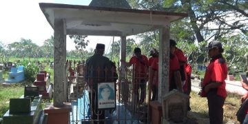 Dewan Pimpinan Wilayah (DPW) Federasi Buruh Indonesia (FBI) Jawa Timur di  makam Marsinah. Foto: Bacaini/Asep Bahar
