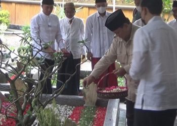 Prabowo Subianto Ziarah ke Makam Pendiri NU di Jombang