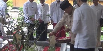 Prabowo Subianto saat berziarah di makam pendiri NU di Jombang. Foto: Bacaini/Syailendra