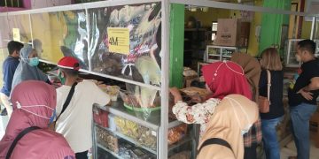 Pemburu oleh-oleh khas Kediri di gerai tahu takwa Bah Kacung, Jalan Yos Sudarso, Kota Kediri. Foto: Bacaini/Wahyu