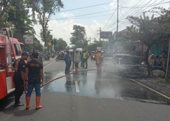 Mobil Pemudik Hangus Terbakar di Jombang