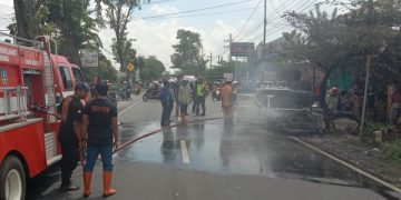 Mobil pemudik terbakar habis saat petugas damkar berhasil memadamkan api. Foto: Bacaini/Syailendra
