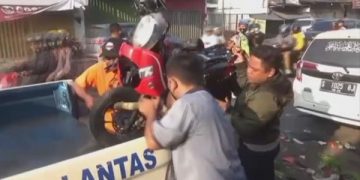 Polisi mengevakuasi kendaraan yang terlibat kecelakaan di Jombang. Foto: Bacaini/Syailendra