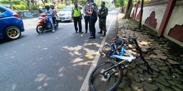 Polisi saat melakukan olah TKP dan sepeda korban yang masih tergeletak. Foto: Unit Laka Polresta Malang Kota
