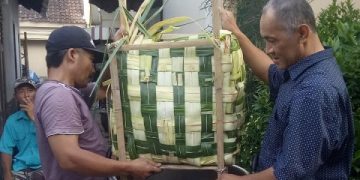 Ketupat jumbo seberat 75 kilogram buatan warga yang siap untuk disantap. Foto: Dok. Warga