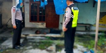 Polisi melakukan olah TKP penemuan mayat. Foto: Bacaini/AK.Jatmiko