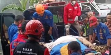 Proses evakuasi pria obesitas yang jatuh dari lift. Foto: UPT Damkar Kota Malang.