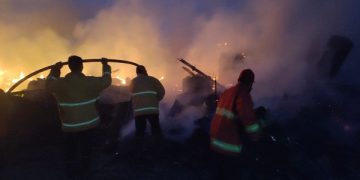 Petugas Damkar yang masih berusaha menjinakkan api hingga petang. Foto: Bacaini/AK.Jatmiko