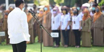 Wali Kota Kediri, Abdullah Abu Bakar saat memimpin apel di Balaikota Kediri. Foto: Ist