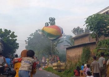 Warga Jombang Nekat Terbangkan Balon Udara Saat Kupatan