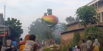 Warga Jombang Nekat Terbangkan Balon Udara Saat Kupatan