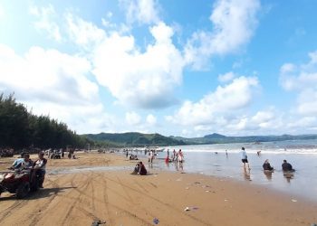 Momen Lebaran, Ribuan Wisatawan Berlibur ke Pantai Gemah