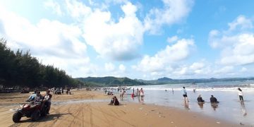 Wisatawan di Pantai Gemah, Tulungagung. Foto: Bacaini/Setiawan