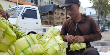 Proses pembuatan ketupat sebelum disajikan pada momen lebaran ketupat. Foto: Bacaini/Aby