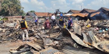 tim labfor Polda Jatim saat melakukan olah TKP di pasar Ngadiluwih. Foto: Bacaini/AK.Jatmiko