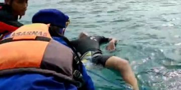 Tim SAR gabungan mengevakuasi jasad korban tenggelam di Pantai Konang. Foto: Bacaini/Aby