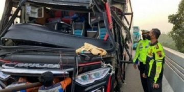 Kondisi bus usai terlibat kecelakaan beruntun. Foto: Ist