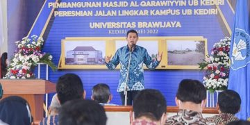 Wali Kota Kediri, Abdullah Abu Bakar usai peletakkan batu pertama pembangunan gedung III UB Kediri. Foto: Ist