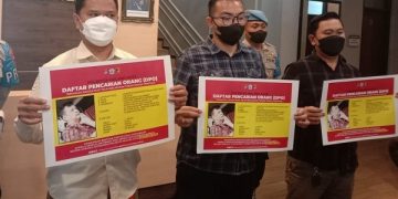 Polisi menunjukkan ciri-ciri DPO kasus investasi bodong. Foto: Bacaini/A.Ulul