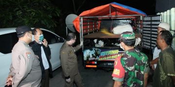 Petugas gabungan amankan hewan ternak yang akan masuk Bangkalan. Foto: Bacaini/Rusdi