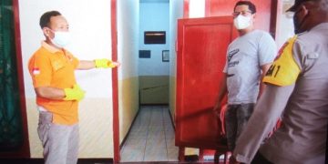 Polisi menunjukkan TKP pembunuhan. Foto: Bacaini