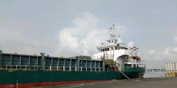 Kapal muat ratusan sapi di Pelabuhan Tanjung Perak Surabaya. Foto: Ist