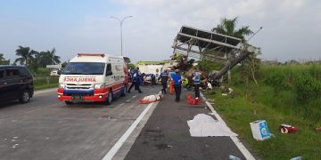 Kecelakaan bus di jalan Tol Mojokerto-Surabaya, Senin, 16 Mei 2022. Foto: Ist
