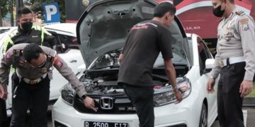 Polisi membongkar bumper dan lampu strobo pada mobil pelaku. Foto: Polresta Malang Kota