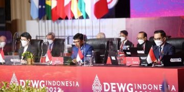 Menteri Komunikasi dan Informatika Johnny G. Plate dalam Opening Remarks 2nd DEWG Meeting yang berlangsung hibrida dari Hotel Tentrem, Yogyakarta, Selasa (17/05/2022). Tampak Sekretaris Jenderal Kementerian Kominfo yang juga menjadi Chair DEWG Mira Tayyiba, serta Staf Khusus Menteri Kominfo Bidang Kebijakan Digital dan SDM yang menjadi Alternate Chair DEWG Dedy Permadi turut hadir mendampingi Menkominfo Johnny. - (Humas/AYH)