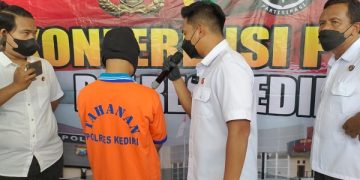 Pelaku pembunuhan di Hotel Kediri diamankan anggota Polres Kediri. Foto: Bacaini/AK.Jatmiko