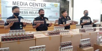 Petugas Kantor Bea Cukai Kediri menunjukkan barang bukti ratusan kemasan rokok ilegal. Foto: Bacaini/Novira
