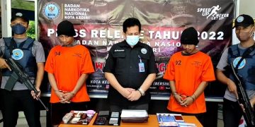 Dua tersangka pengedar sabu yang ditangkap BNN. Foto: Bacaini/AK.Jatmiko