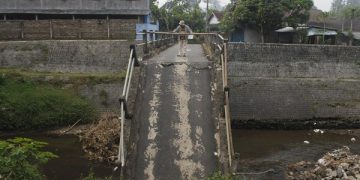Kondisi Jembatan Suwaru yang masih terputus. Foto: Bacaini/Setiawan