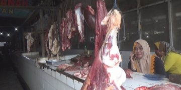 Penjual daging sapi di Pasar Mojoagung Jombang sepi pembeli. Foto: Bacaini/Syailendra