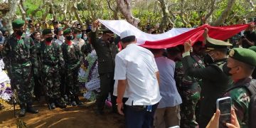 Prosesi pemakaman Achmad Yurianto di Kota Batu. Foto: Bacaini/A.Ulul