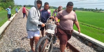 Kondisi sepeda motor yang ringsek setelah tabrakan dengan kereta api. Foto: Ist